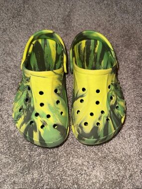 CROCS Kids Yellow & Green Swirl Clogs
